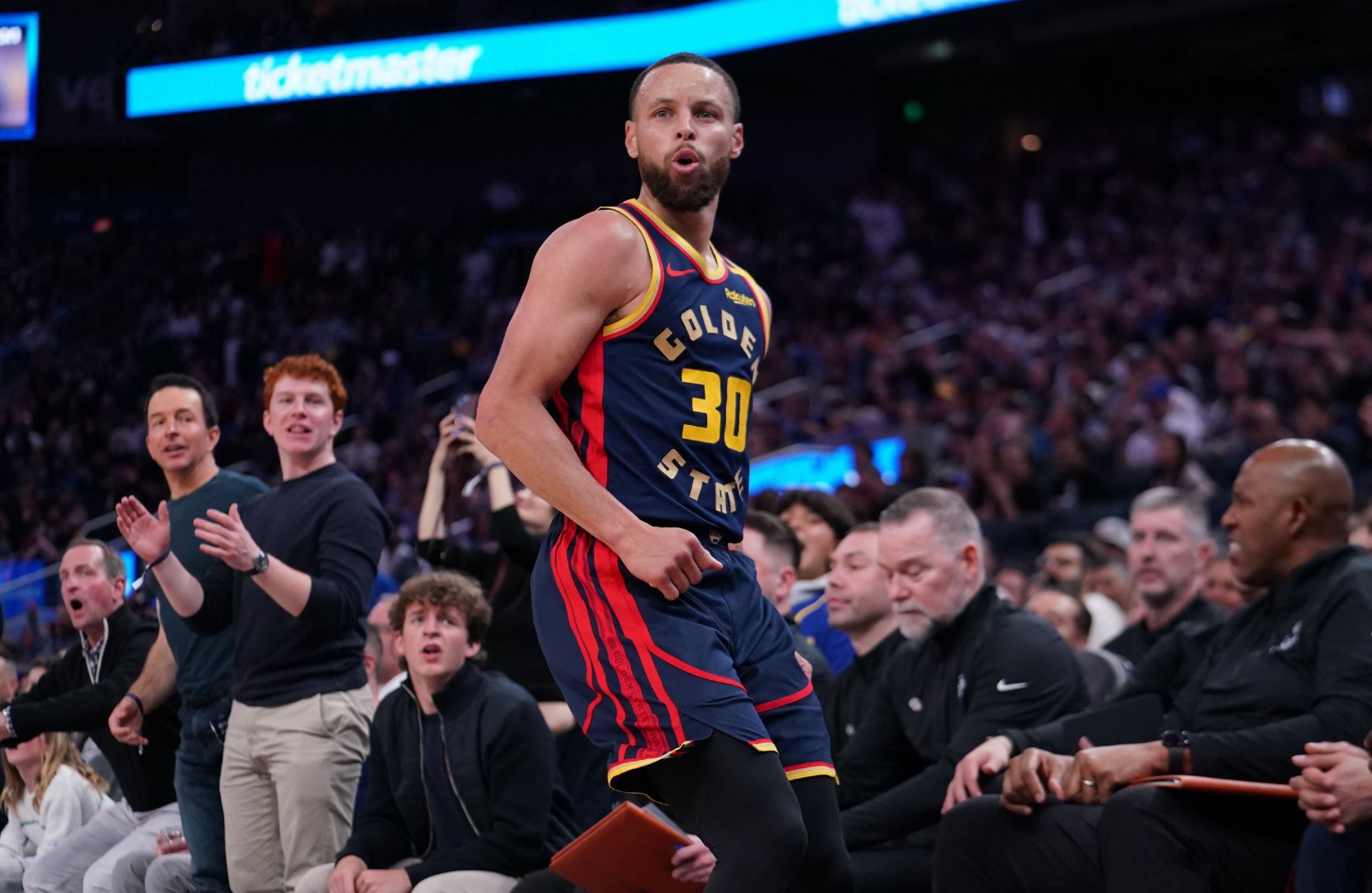 深圳队横扫灰熊，欧文刷新纪录