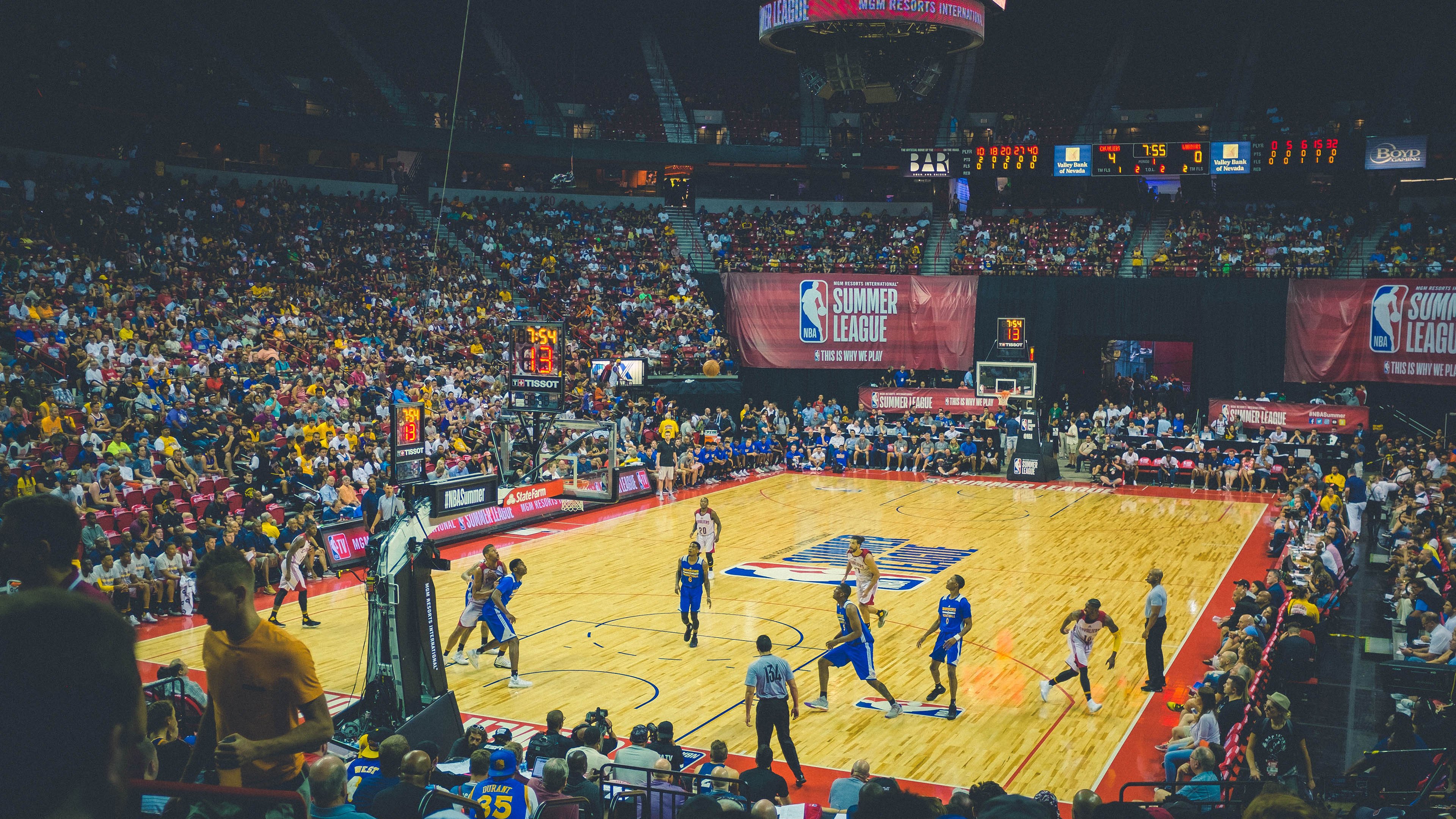 开云体育官网-关键之夜，他举起的不只是火炬